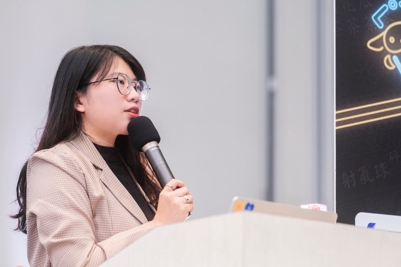 講者演講照片經後製修掉雙下巴