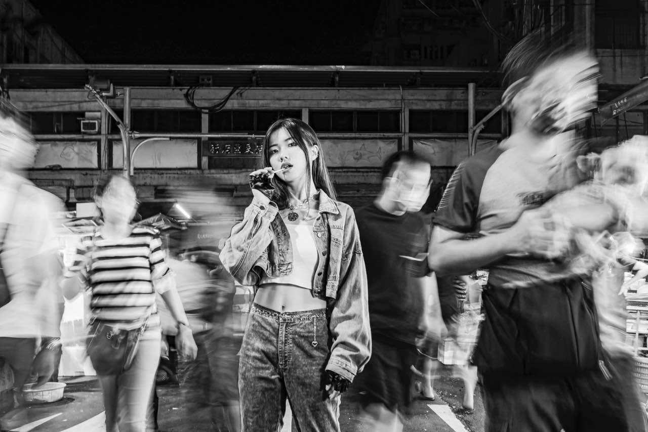 自動轉換的黑白照片，夜市人群與主角對比不明顯