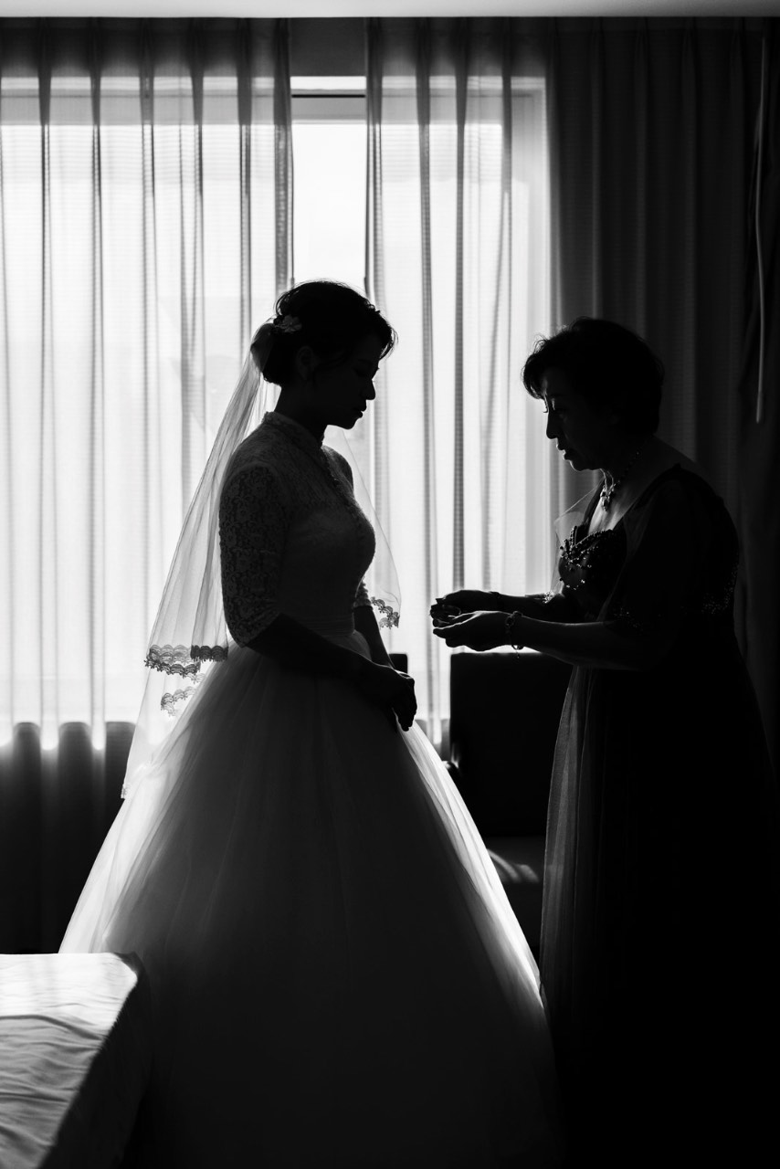 媽媽與女兒交談，婚禮前光影中的叮囑畫面