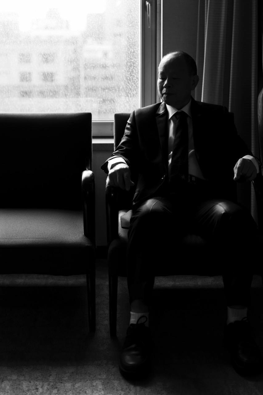 爸爸坐在窗邊沉思，光影籠罩情緒的沈靜時刻