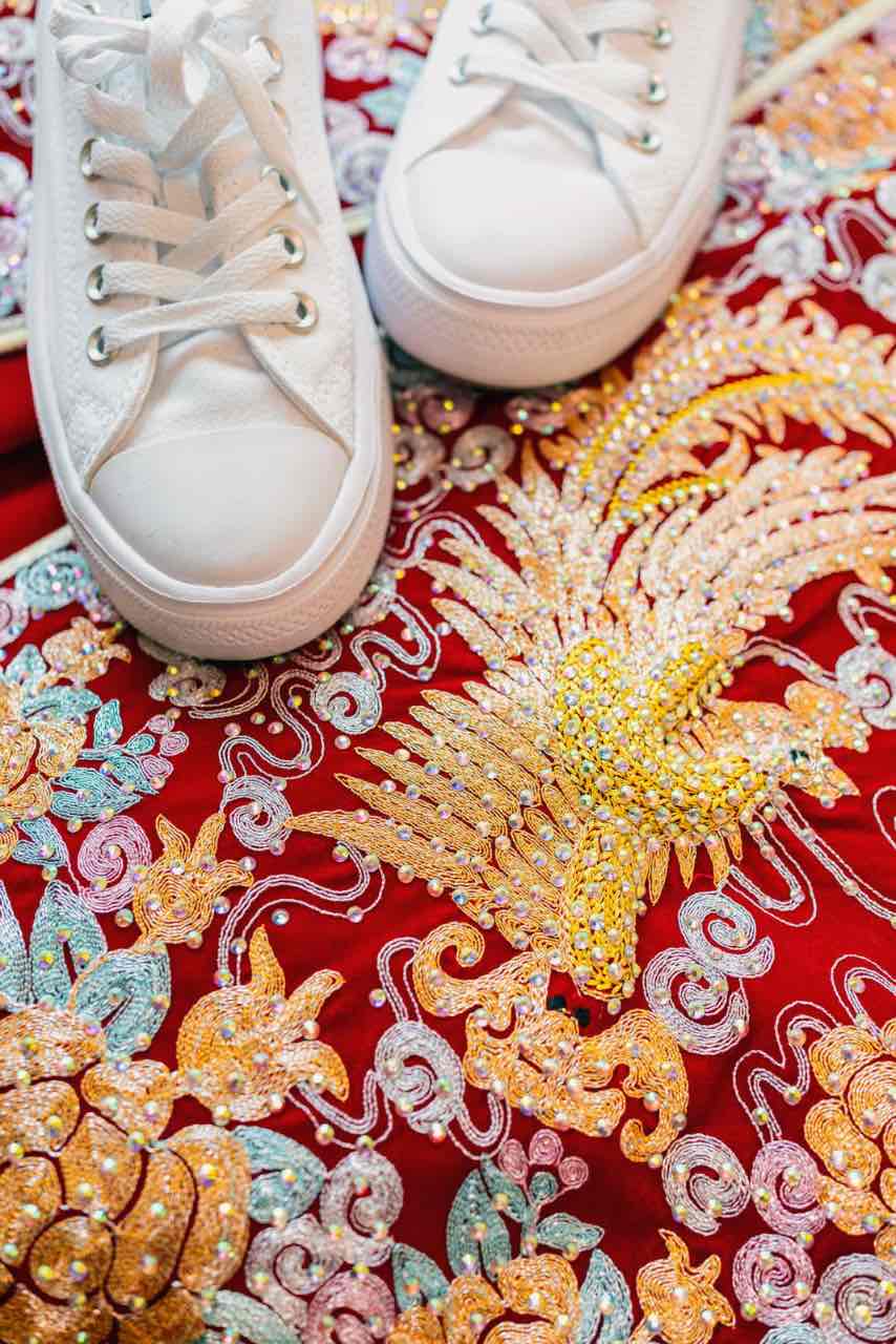 白色布鞋放在中式婚禮服上方
