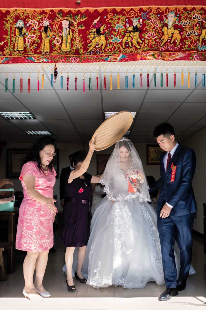 好命婆與媒人婆牽領新娘跨出家門