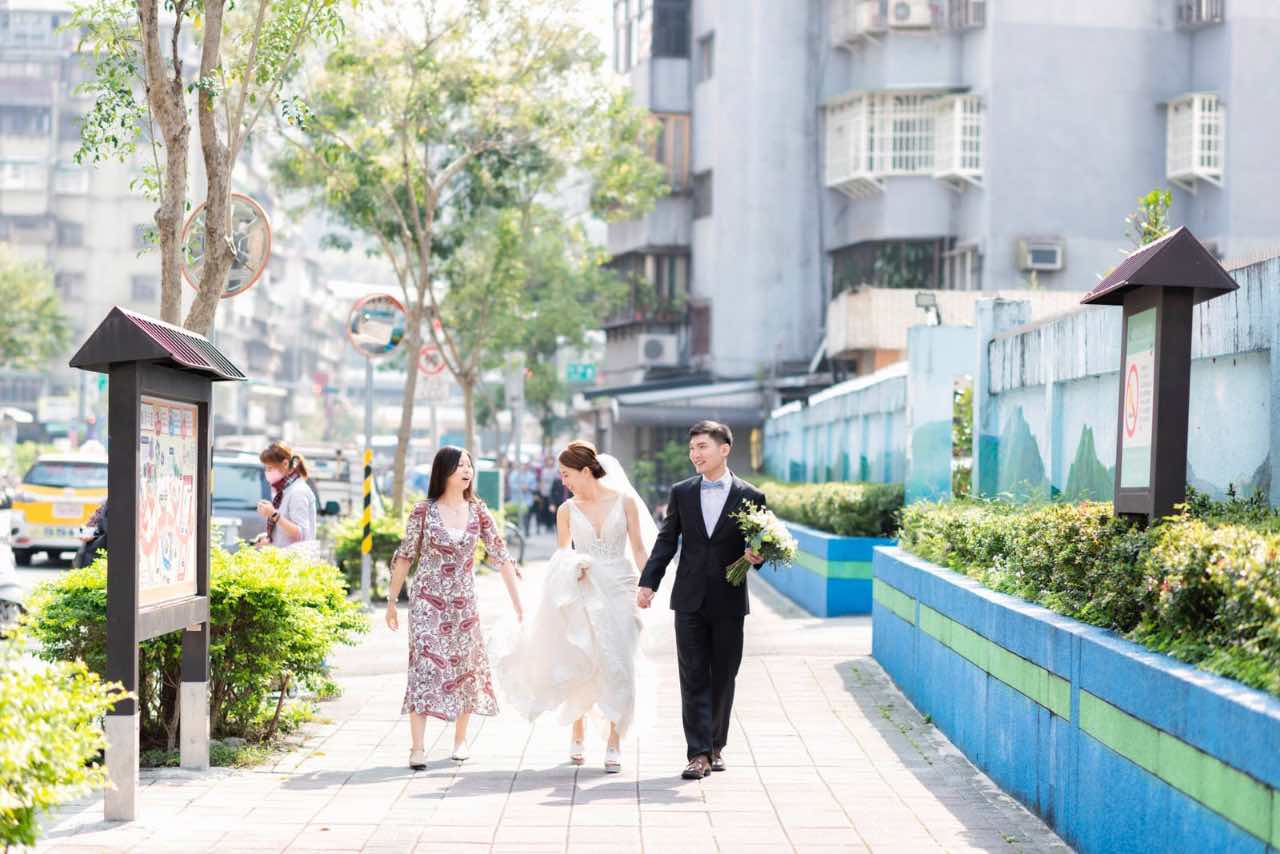 新娘與好友一同步行前往教堂的婚禮畫面