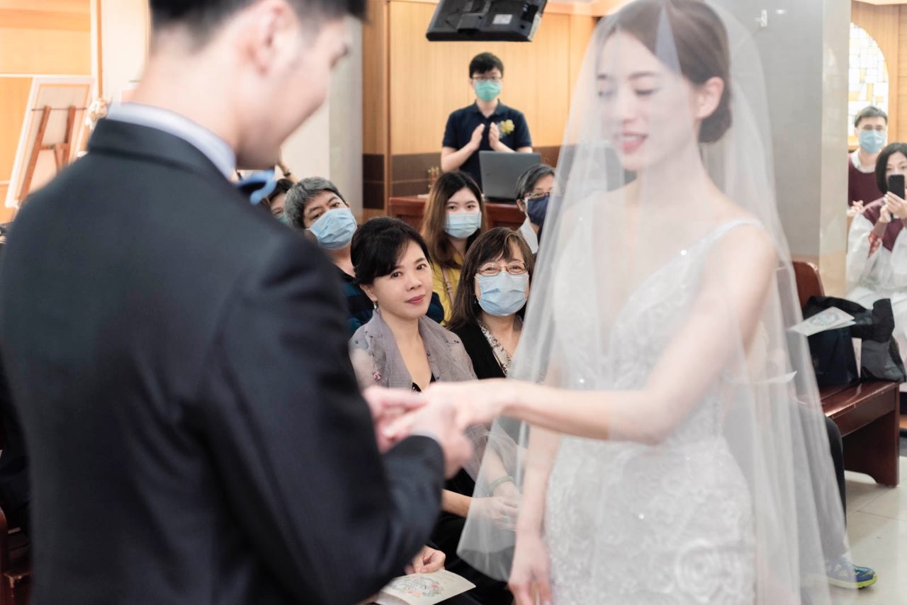 婚禮交換戒指時新娘媽媽眼眶泛紅的感動瞬間