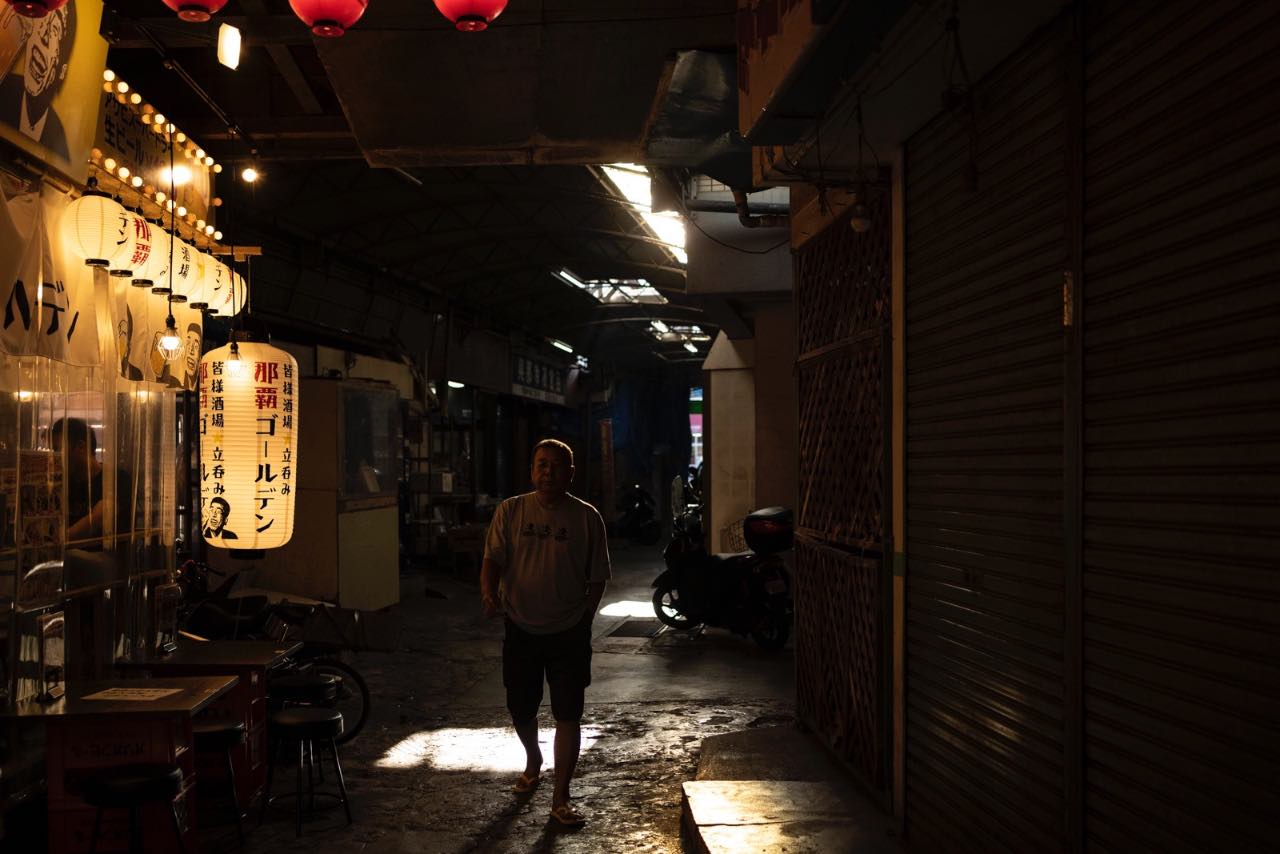沖繩居酒屋街頭 街拍人物剪影 夜色與燈籠光影