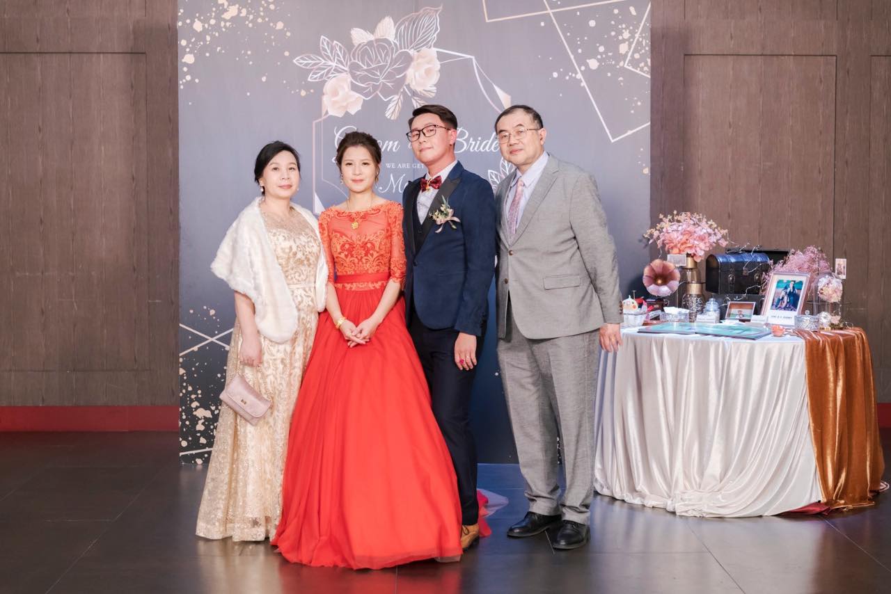 新人與家人的婚禮正式合照畫面