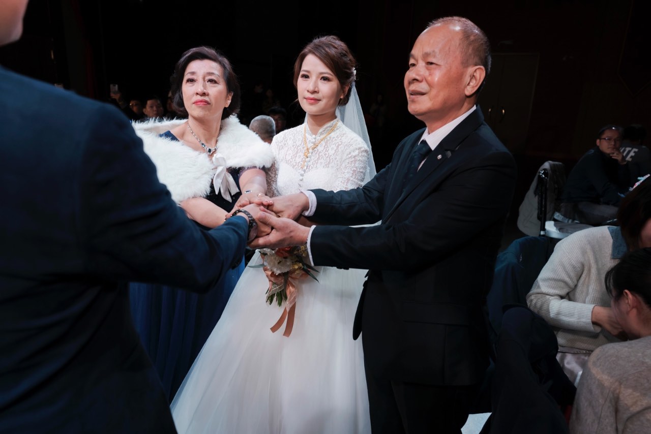 婚禮上父母將女兒的手交給新郎的感性瞬間