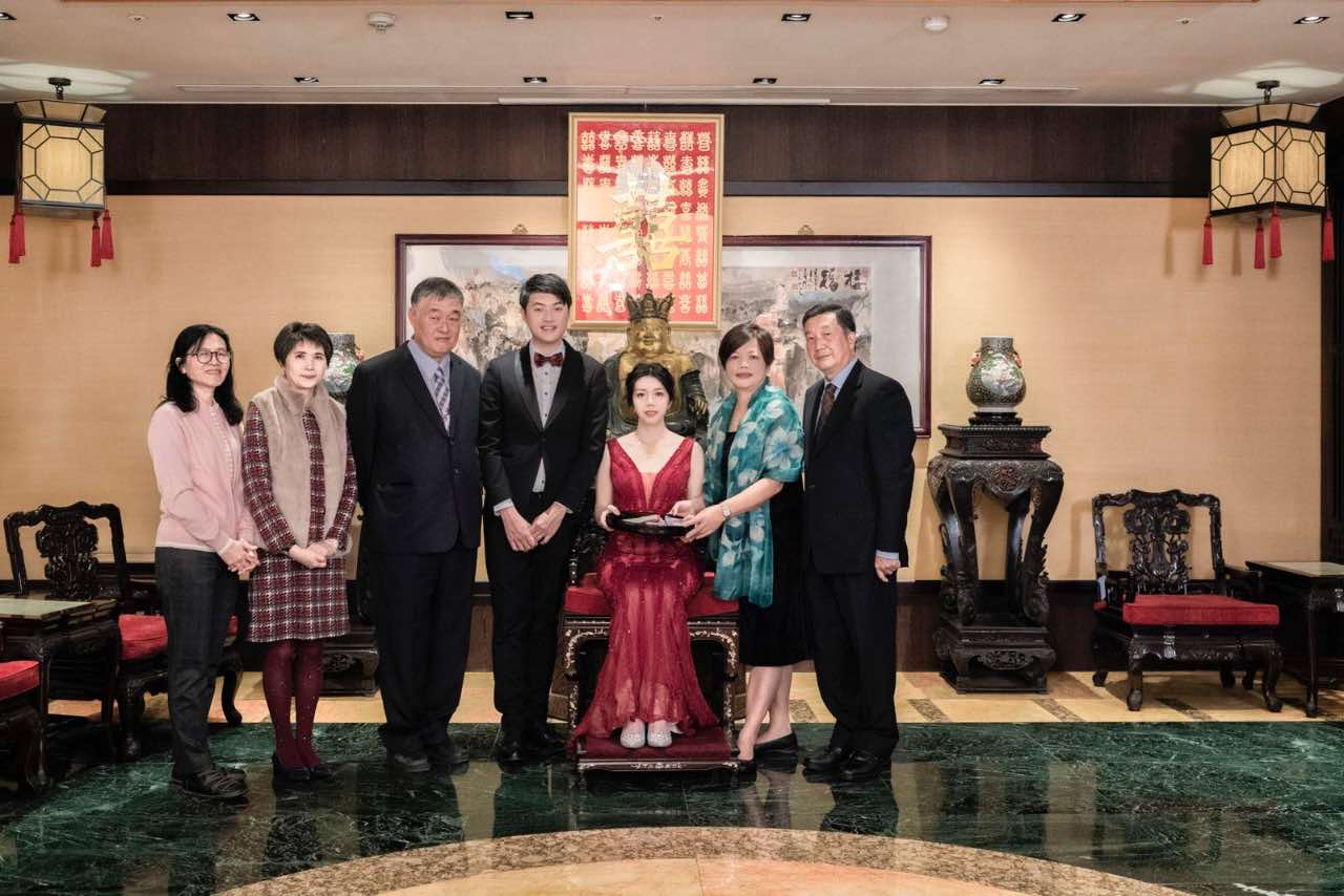 訂婚儀式合影,親友站定位拍攝正式合照