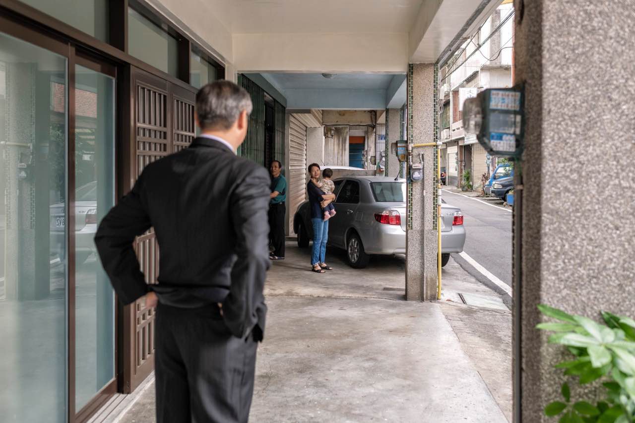 父親在門口與鄰居寒暄說女兒今天結婚了