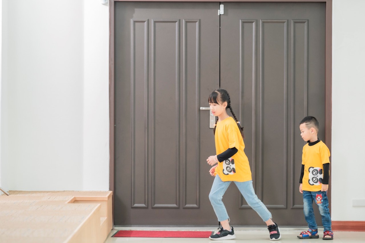 兩位小朋友站在門口,準備跑上舞台參加表演