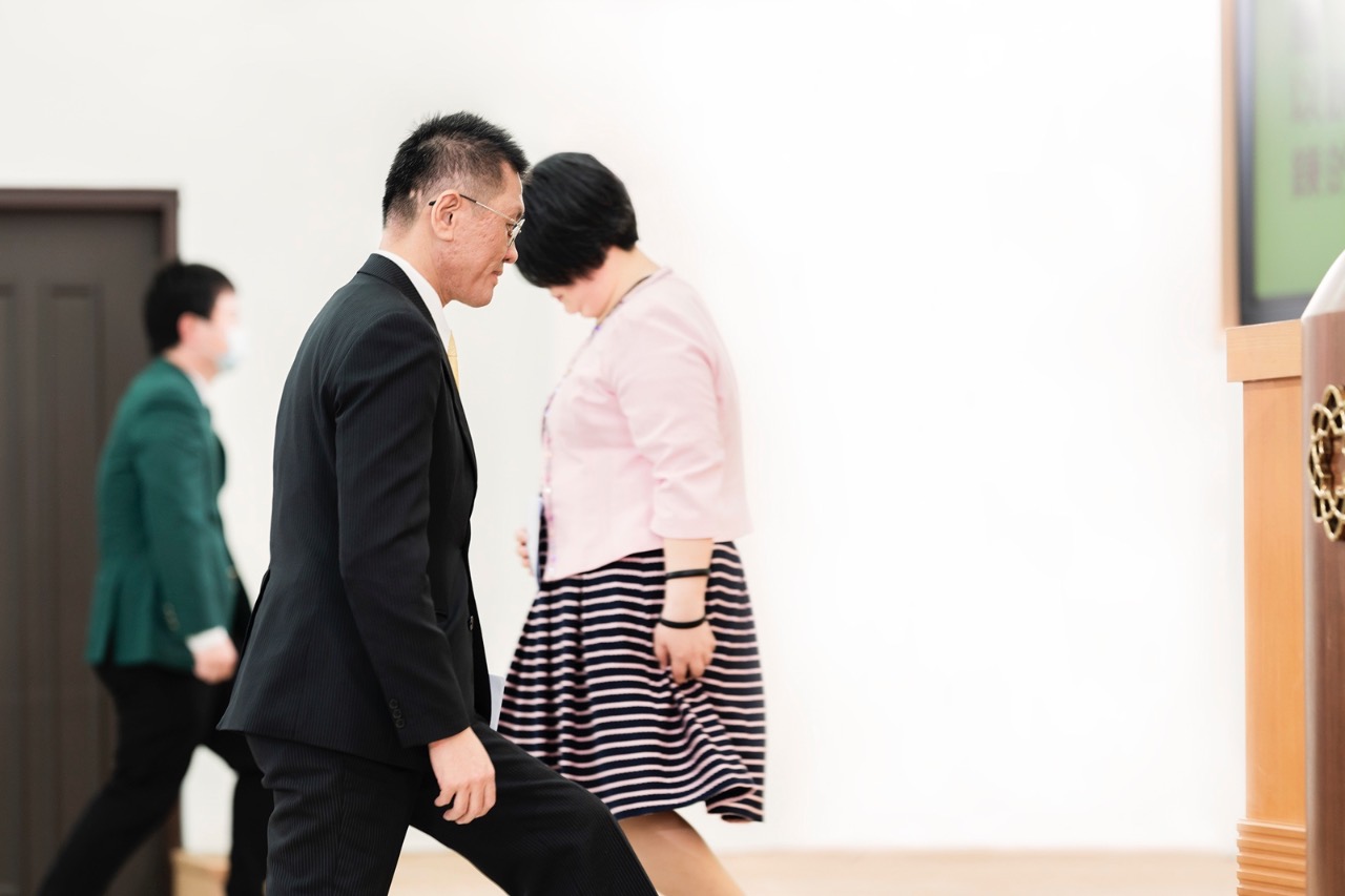 成人進場畫面,背景氛圍與閃燈主光並存