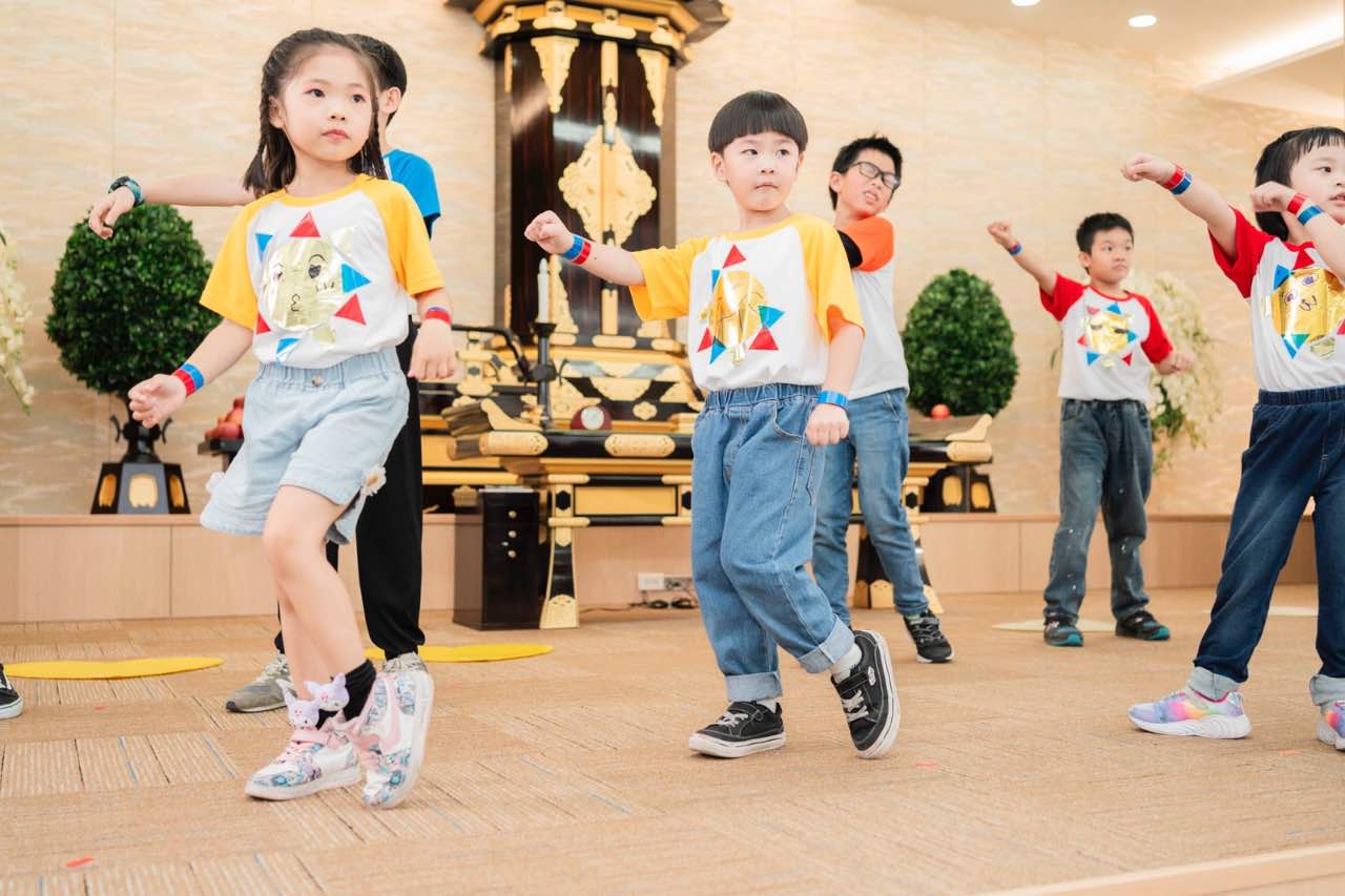 一群小朋友在舞台上跳舞,動作清楚,表情自然