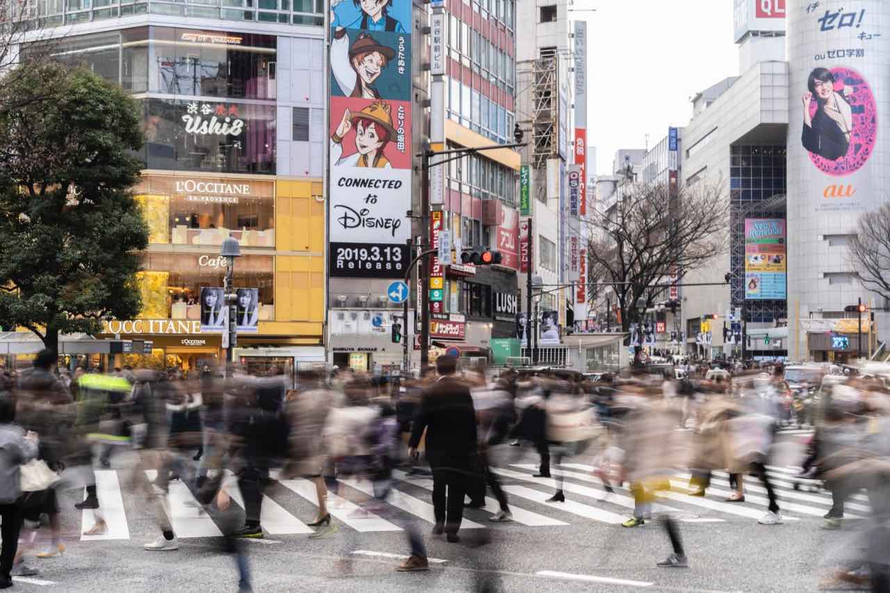 澀谷十字路口的人群流動與中間停留的行人