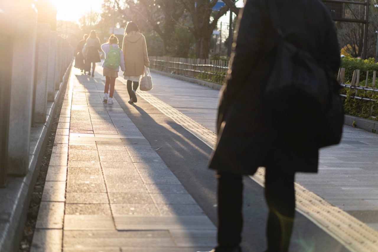 東京黃昏的街道與母女牽手走過的剪影