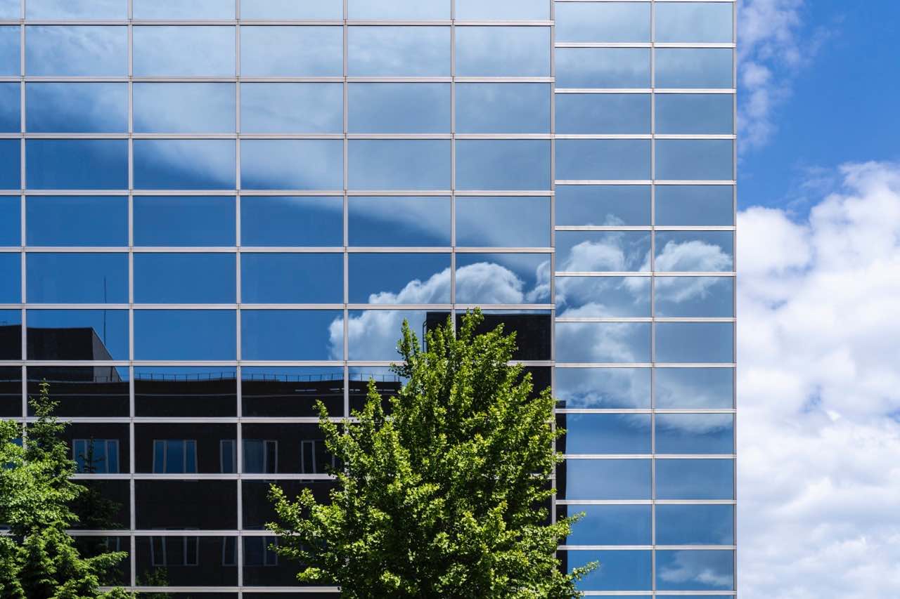 札幌大樓玻璃倒影城市與天空畫面