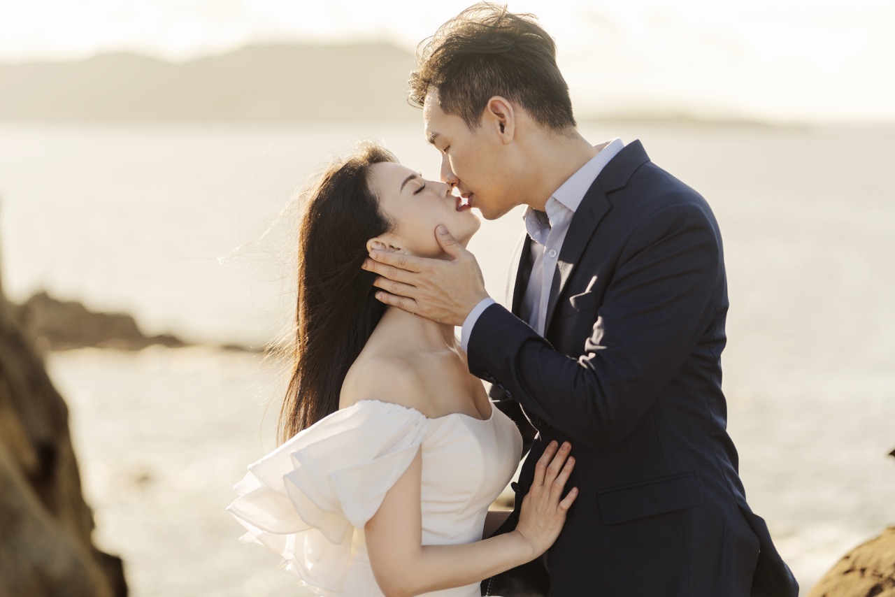 新人在象鼻岩夕陽下接吻,婚紗照氛圍浪漫動人