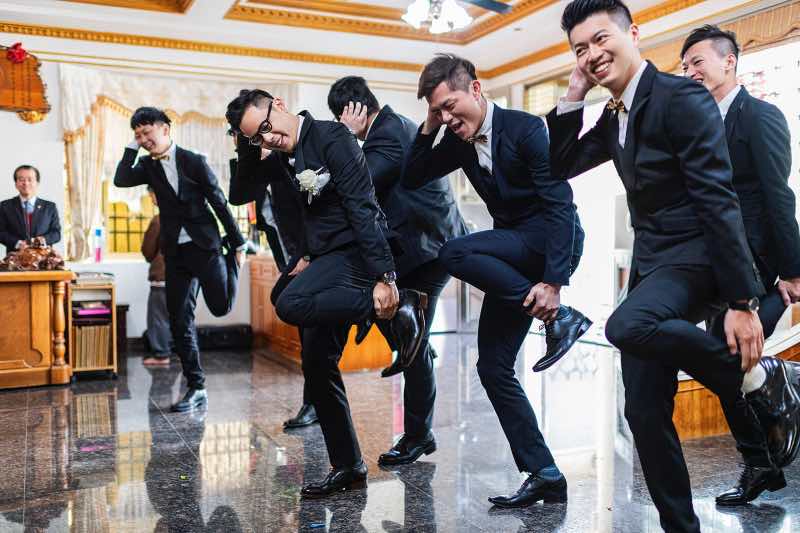新郎與伴郎們齊跳單腳挑戰，氣氛熱烈歡樂
