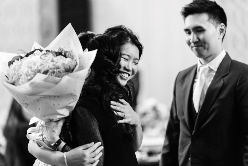 婚禮當天新娘擁抱母親,手中捧著鮮花