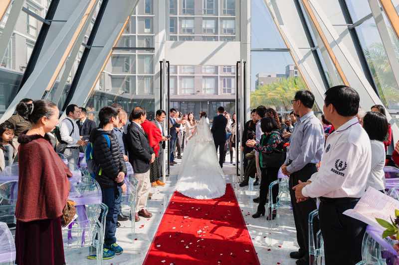 教堂婚禮結束後，新人轉身準備步出場地