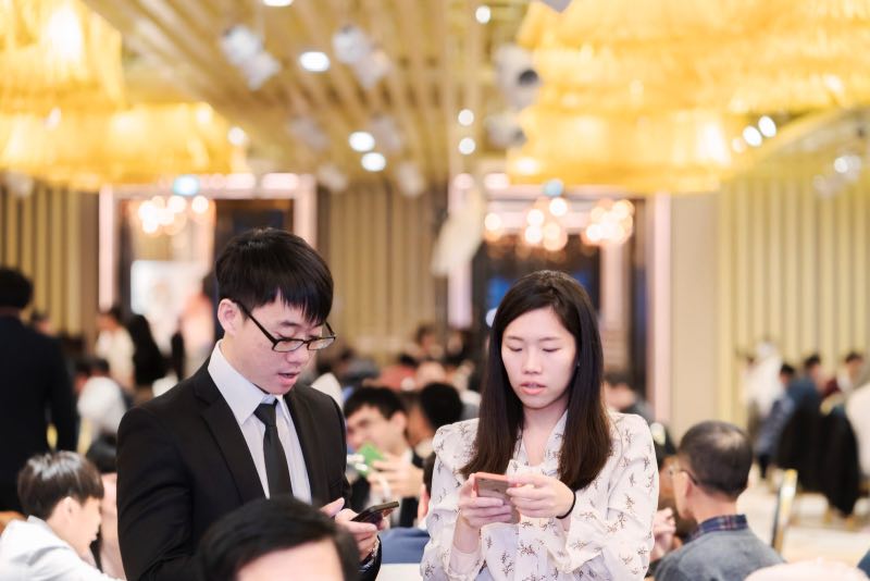 婚禮現場新娘姊姊與男賓客交換聯絡方式