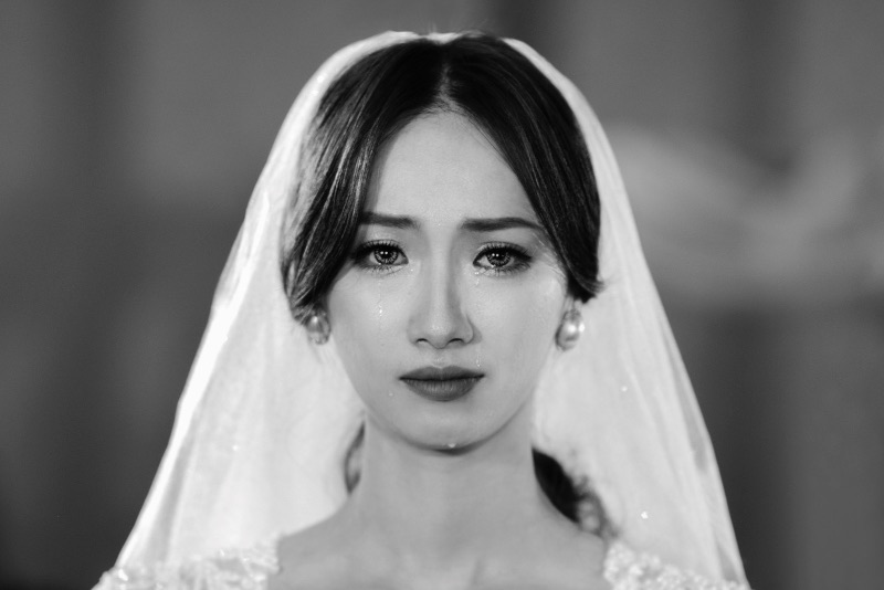 新娘在婚禮交手儀式中感動落淚的黑白人像特寫