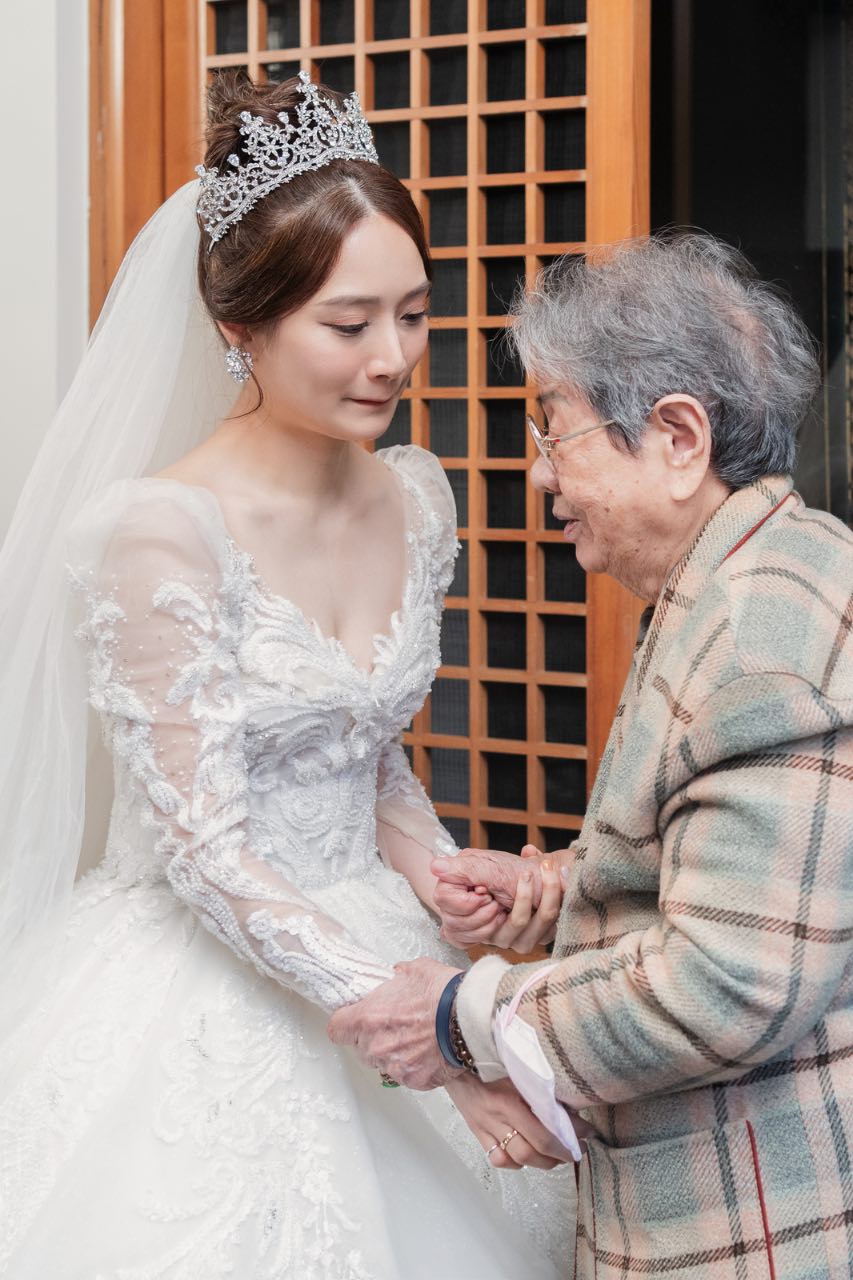 新娘與奶奶緊握雙手，情感真摯動人