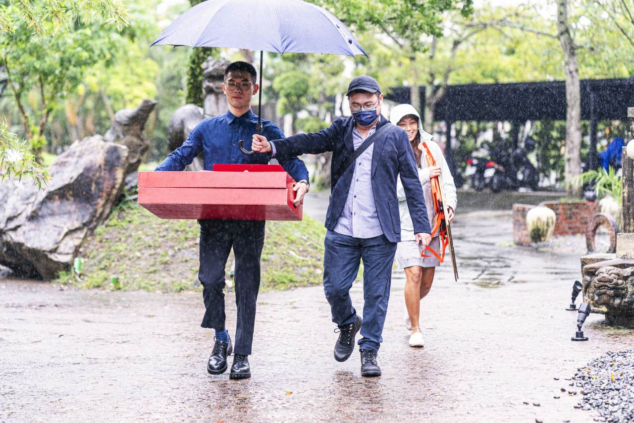 宜蘭掌上明珠餐廳婚禮，親友在雨中幫新人提十二禮進場