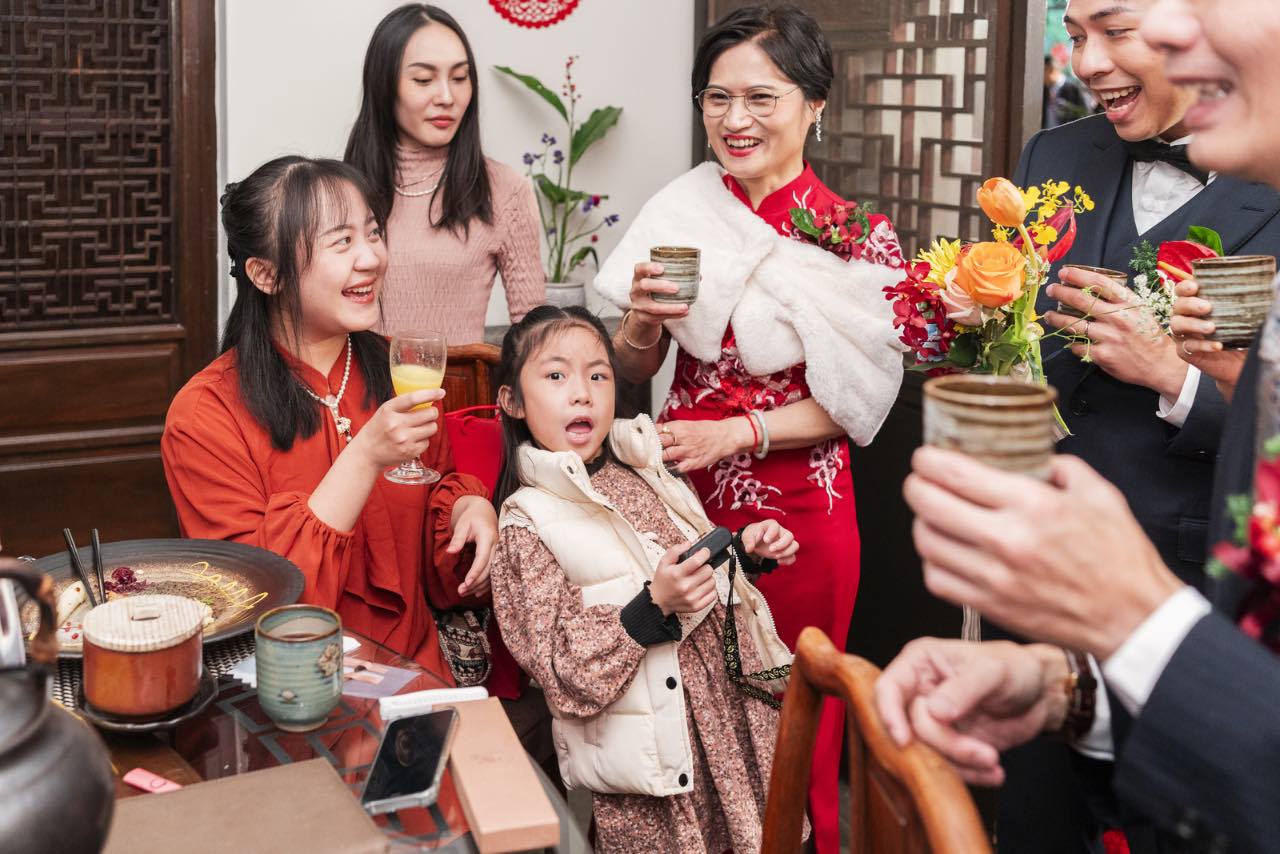 新人與家人敬酒互動，氣氛熱鬧溫馨