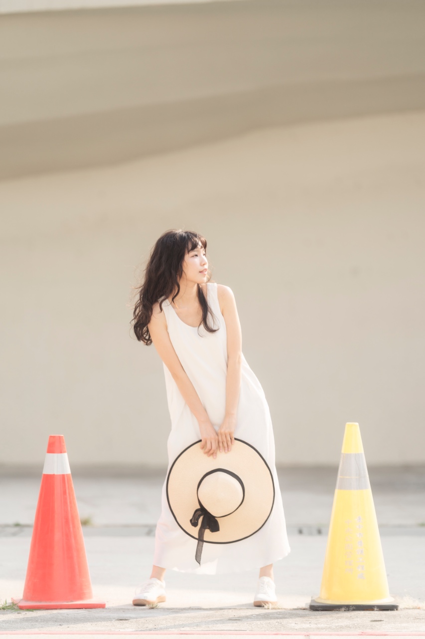 站姿拿草帽看向遠方的自然人像拍照姿勢示範