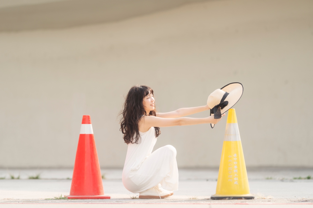 蹲姿用草帽去套三角錐的互動式拍照姿勢教學