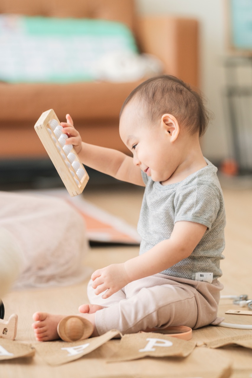 早晨的光線透過樹梢灑落地面，人物下半身以失焦方式呈現，營造柔和的氛圍感